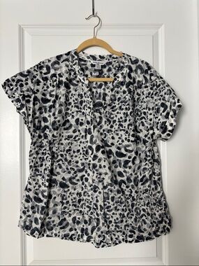 Tommy Bahama Black & White Leopard Print V-Neck Short Sleeve Top